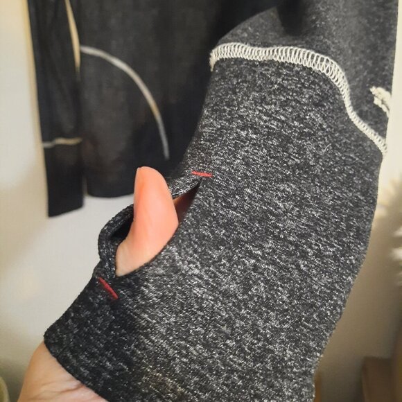 Roots medium cowl neck stretch athletic top, long sleeves with thumb holes. - Picture 3 of 4